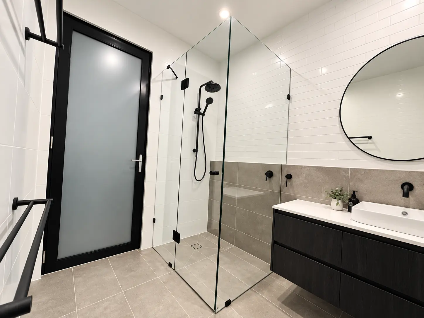 Frameless glass shower screen